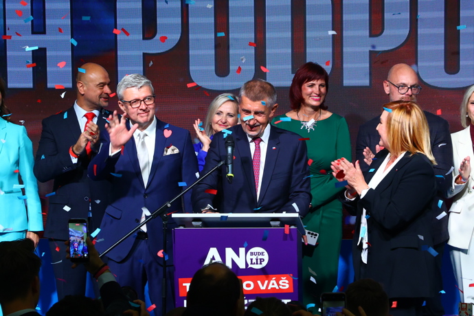 FOTO: Bujaré oslavy ve štábu ANO. – stránka 32