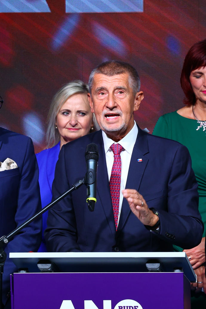 FOTO: Andrej Babiš  během tiskovky. – stránka 29