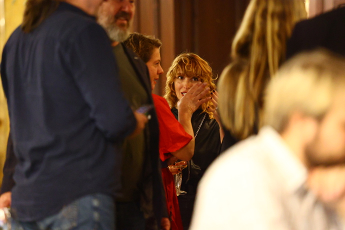 FOTO: Vica Kerekes stála u baru. – stránka 19