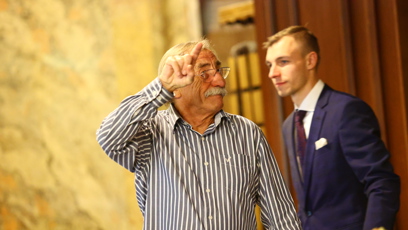 FOTO: Pavel Zedníček zamířil k baru.
