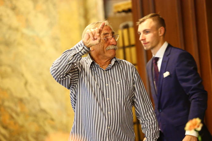 FOTO: Pavel Zedníček zamířil k baru. – stránka 18