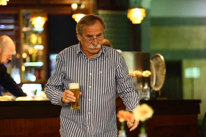 FOTO: Pavel Zedníček si dopřál jedno vychlazené. – stránka 17