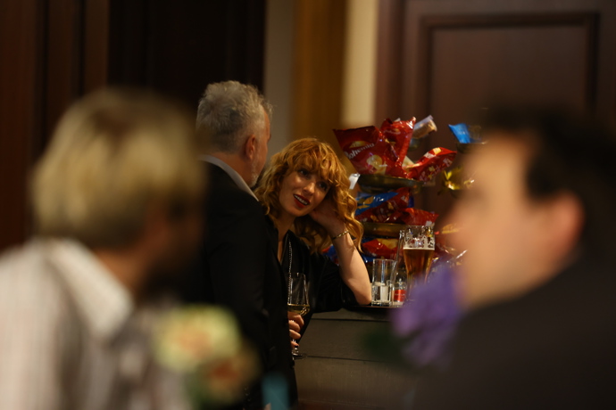 FOTO: Vica Kerekes si dopřála skleničku vína. – stránka 14
