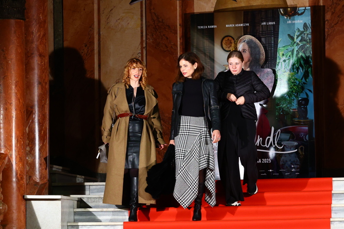 FOTO: Vica Kerekes na odchodu. – stránka 3