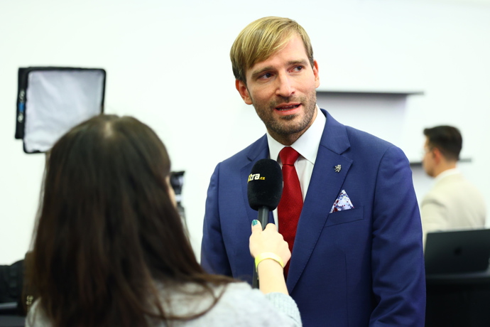 FOTO: Adam Vojtěch během rozhovoru pro eXtra.cz. – stránka 86
