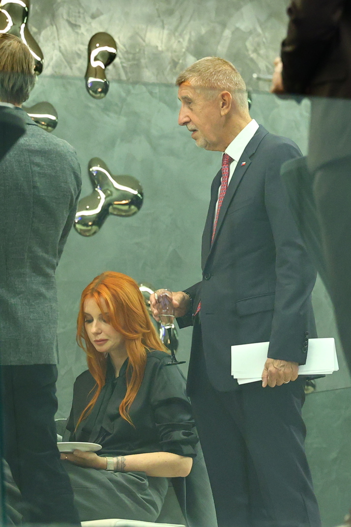 FOTO: Andrej Babiš s Anetou Zicklerovou. – stránka 96