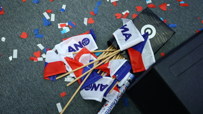 FOTO: Konfety byly všude po zemi.