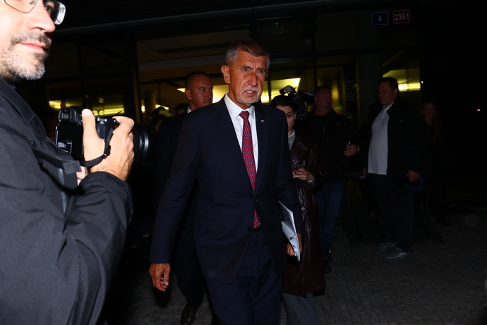 FOTO: Andrej Babiš z volebního štábu jel přímo domů. – stránka 57