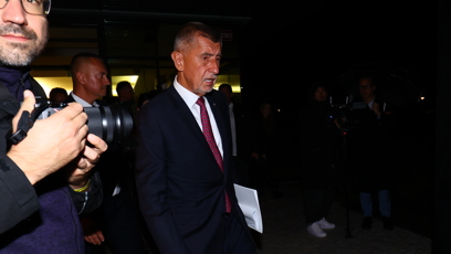 FOTO: Andrej Babiš odchází z volebního štábu.