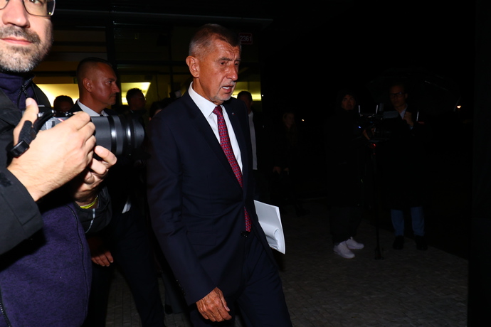 FOTO: Andrej Babiš odchází z volebního štábu. – stránka 56