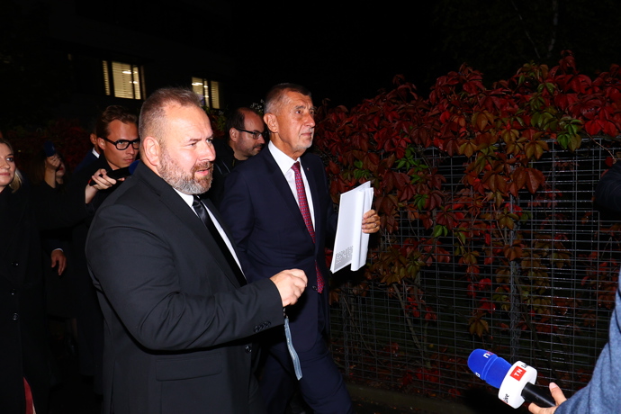 FOTO: Andrej Babiš na cestě domů. – stránka 54