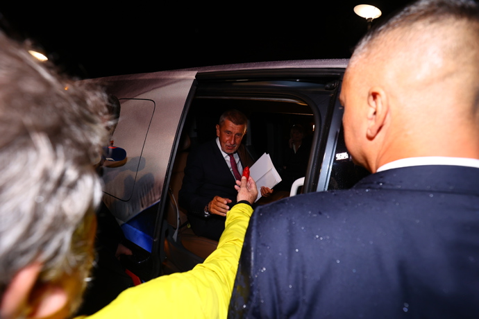FOTO: Andrej Babiš odjel volebním autem. – stránka 52