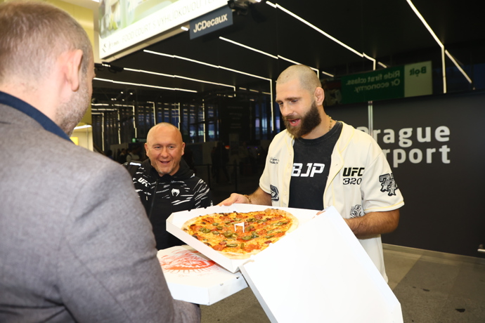 FOTO: Jirka Procházka si po příletu dal svou vítěznou pizzu. – stránka 5