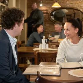 Eddie pozve Adrianu na večeři.