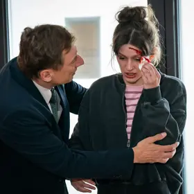 Sára dorazí do Království hraček s krvácející ránou na hlavě.