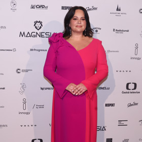 Jitka Čvančarová si umí pohrát s vertikální linií. Svislé pruhy dokážou opticky zeštíhlit. 