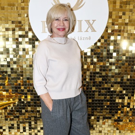 I herečka Jana Švandová si oblíbila kvalitní kalhoty s proužky a puky.