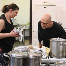 Zdeněk Pohlreich v restauraci Nádražka.