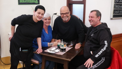 FOTO: Číšnice Iris (černovláska) po natáčení dala hned výpověď.