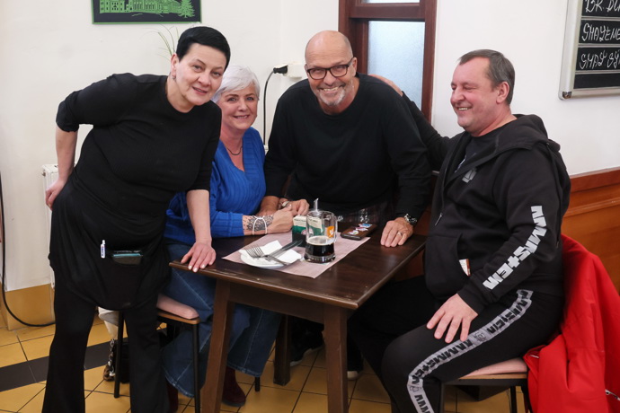 FOTO: Číšnice Iris (černovláska) po natáčení dala hned výpověď. – stránka 3