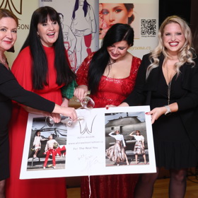 Mezi její zákaznice patří velké množství známých osobností. 