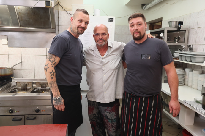 FOTO: Zdeněk Pohlreich s kuchaři Michalem a Zdeňkem. – stránka 1