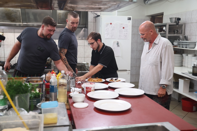 FOTO: Zdeněk Pohlreich při natáčení.