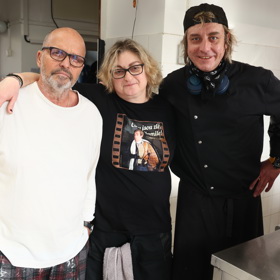 V Ostrově nad Ohří nenechal Zdeněk Pohlreich svoji hvězdu - tenkrát bylo jasné proč. Na snímku s pomocnou silou Pepinou a kuchařem a spolumajitelem Miroslavem Malinou. 