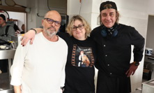 Zdeněk Pohlreich s pomocnou kuchařkou a kuchařem.