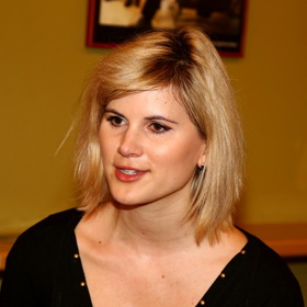 S mámou Eliškou Balzerovou bydlí Adéla stále v jednom domě - proto jí také může radit s oblékáním. 