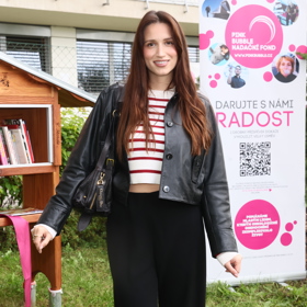 Zpěvačka Elizabeth Kopecká nosí proužky v kombinaci s koženou bundou.