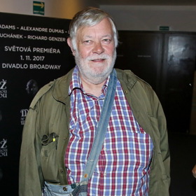 Může za jeho milostné trable - Vlastimil našel osudovou lásku až po padesátce - předtím mu obě potenciální nevěsty utekly s jiným.