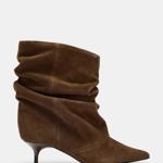 Kotníčkové boty z nabíraného štípaného semiše, Zara, 2299 Kč