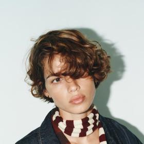 Úzkou šálu můžete nosit ledabyle uvázanou kolem krku...