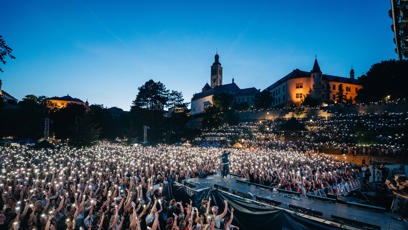 FOTO: Marek Ztracený na pódiu.