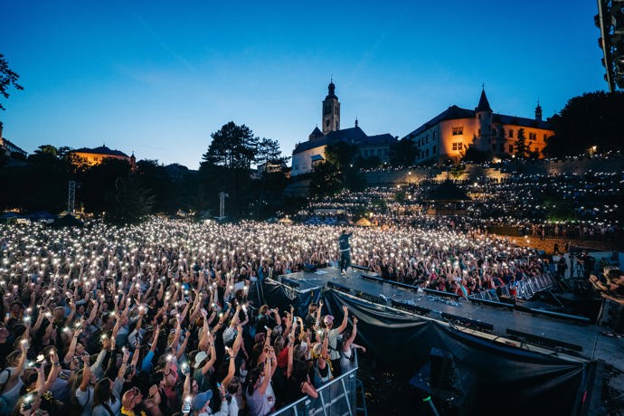 FOTO: Marek Ztracený na pódiu. – stránka 13