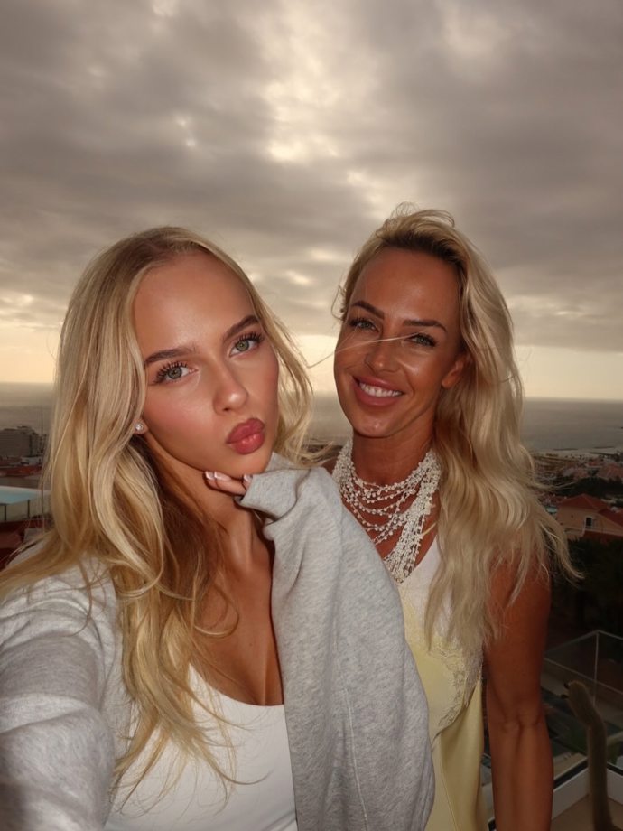 FOTO: Zuzana Belohorcová s dcerou Salmou. – stránka 16