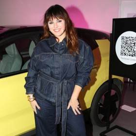 U džínového modelu vsadila na vždy fungující pásek, který vytváří siluetu. 