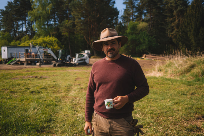 FOTO: Vojta Kotek na své farmě. – stránka 1