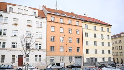 FOTO: Lucie Bílá koupila nedávno byt v oranžovém domě v pražských Nuslích.