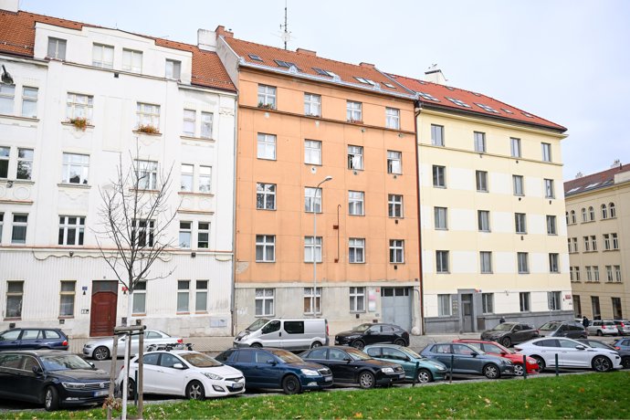 FOTO: Lucie Bílá koupila nedávno byt v oranžovém domě v pražských Nuslích. – stránka 3