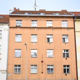 Ve stejné nemovitosti už má o rok déle kancelář.