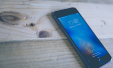 Neusínejte s telefonem u hlavy. Do ložnice nepatří.