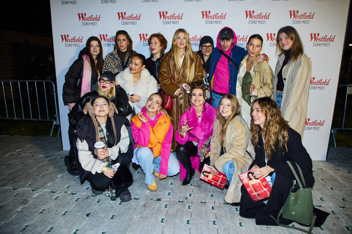 FOTO: Krásky dorazily na koncert Zary Larsson, který se konal ve Westfieldu Černý Most. – stránka 21