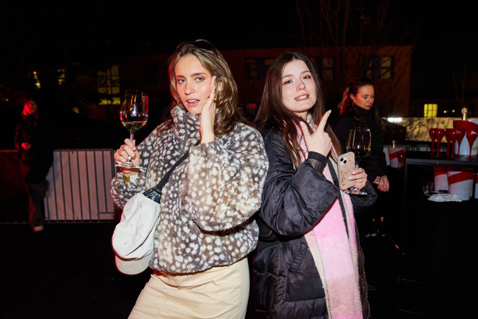 FOTO: Dominika Hašková a Sára Korbelová si koncert užívaly. – stránka 7