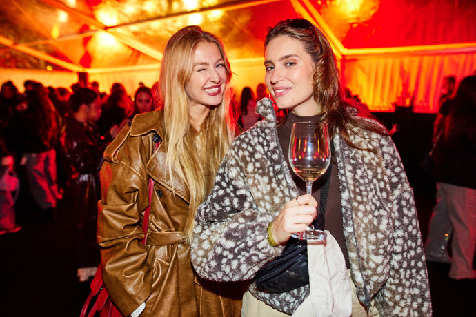 FOTO: Natálie Kotková s Dominikou Haškovou. – stránka 2