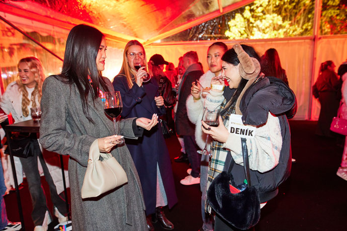 FOTO: Pam Rabbit dorazila v dobré náladě.