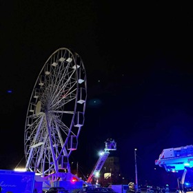 Záchranná akce na vánočních trzích probíhala v mrazivé noci.