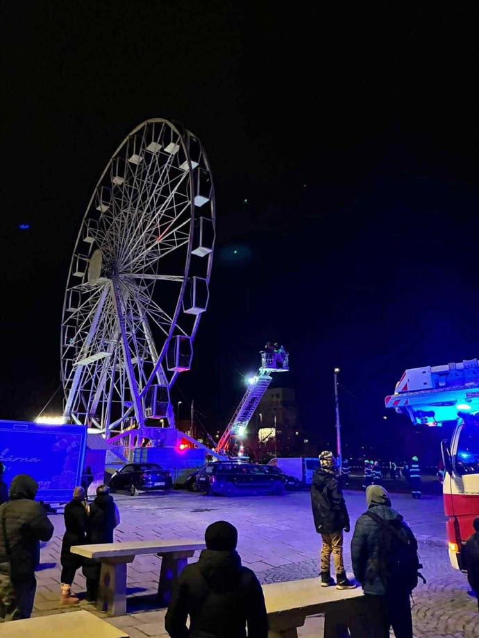 FOTO: Záchranná akce na vánočních trzích probíhala v mrazivé noci. – stránka 6