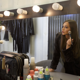 Playmate Caroline zdobí obálku nového vydání časopisu Playboy.